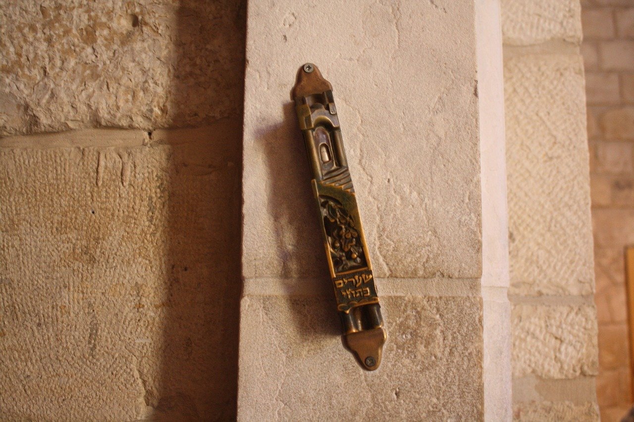 how to use a mezuzah